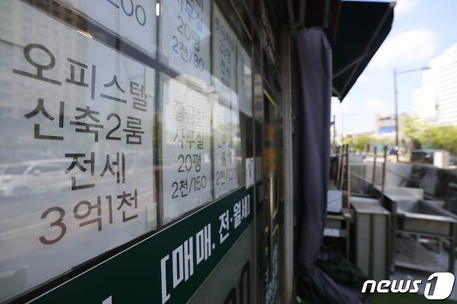 서울 시내 한 공인중개사 사무소에 매물들이 게시돼 있다. © News1 이승배 기자