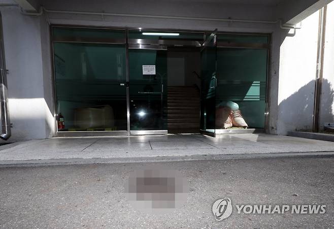인하대 여대생 사망…발견 지점에 남은 혈흔 자국 (인천=연합뉴스) 윤태현 기자 = 인하대 캠퍼스에서 피를 흘리며 쓰려져 있던 20대 여대생 A씨가 숨진 사건과 관련해 경찰이 그의 지인인 20대 남성 B씨를 조사하는 가운데 15일 오후 인천시 미추홀구 인하대 캠퍼스 내 A씨가 발견된 지점에 혈흔 자국이 남아 있다. 2022.7.15 tomatoyoon@yna.co.kr