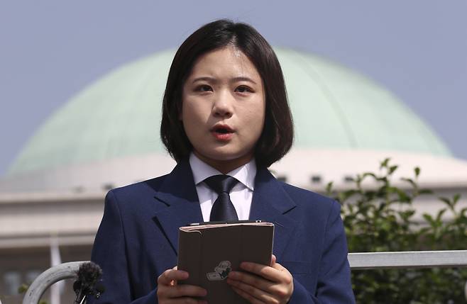박지현 전 더불어민주당 공동비상대책위원장이 지난 15일 국회 정문 앞에서 기자회견을 열고 차기 당대표 경선 출마 선언을 하고 있다. ⓒ국회사진기자단