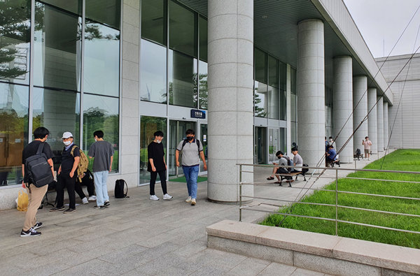 이른 아침부터 대회장 앞은 선수들로 북적였다.