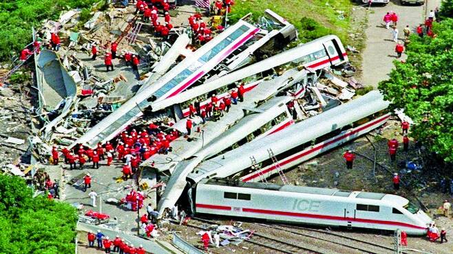 1998년 독일에서 발생한 고속열차 사고 현장 모습. [자료 위키백과]