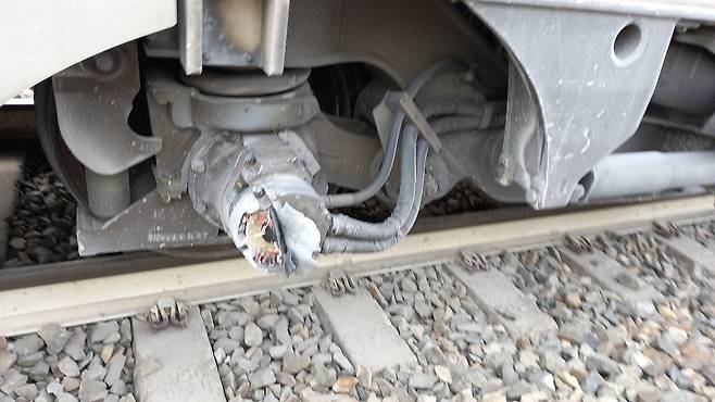 지난 1월 5일 충북 영동터널 부근에서 탈선한 KTX-산천 열차의 바퀴가 떨어져 나갔다. [연합뉴스]