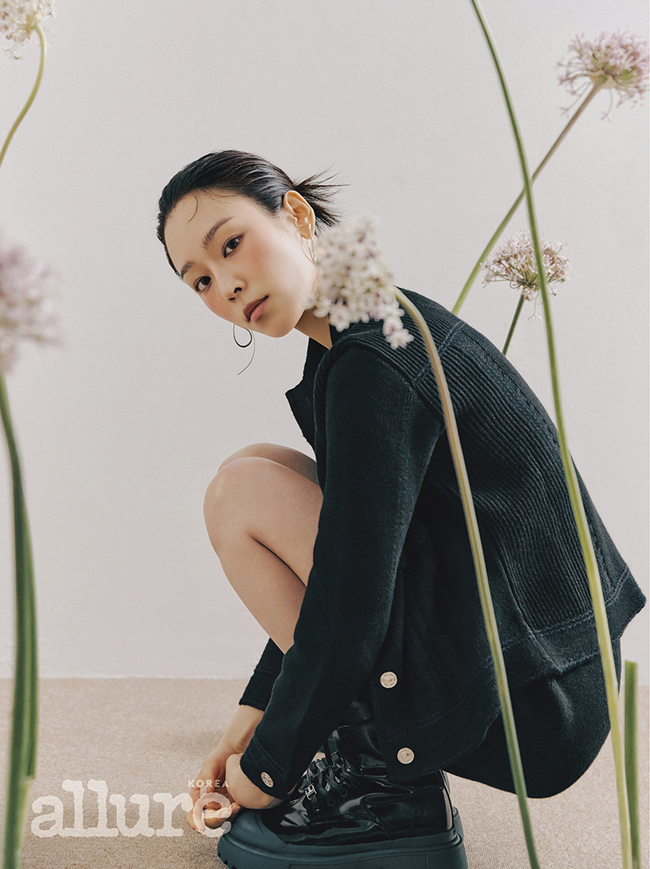 Actor Seo Hyun-jin has a new look in the picture.Seo Hyun-jin has covered the August issue of Allure Korea, a fashion lifestyle magazine.Seo Hyun-jin, who was released on July 18th, is lyrical and fashionable. The styling with unique deep eyes and coloredness has created a unique atmosphere with a subtle harmony.In an interview with the picture, he continued the story of the drama Why is it Oh Soo Jae which is currently on air and the various and honest story about his current situation.Im told that praise sounds like a whisper and criticism sounds like Thunder; Im not always sure I can do well, and I just want to do well.I think I want to do better is the driving force. On the other hand, he meets viewers every week with SBS gilt drama Why is it Oh Soo Jae, and he is well received by the fact that he is a strong and cool but has a wound inside.