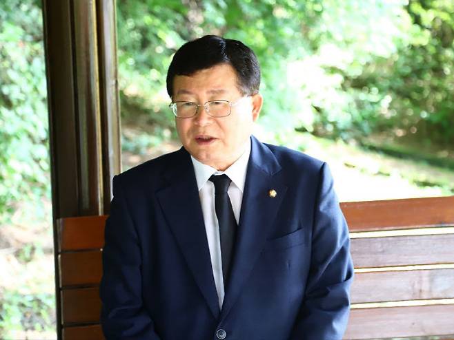 설훈 더불어민주당 의원이 지난 18일 서울 국립현충원에서 고(故) 김대중 전 대통령 묘소를 참배한 뒤 이데일리와 인터뷰를 진행하고 있다.(사진=설훈 의원실 제공)