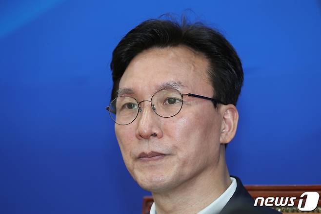 김민석 더불어민주당 선대위 공동총괄본부장이 30일 오후 국회에서 6.1 지방선거 관련 긴급기자회견을 하고 있다. (공동취재) 2022.5.30/뉴스1 © News1 허경 기자