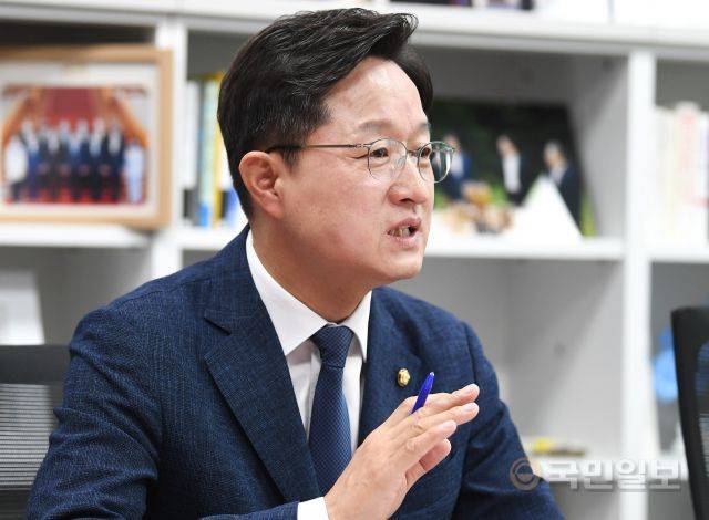 더불어민주당 당대표 선거에 출마한 강병원 의원이 18일 오전 국회 의원회관에서 국민일보와 인터뷰 하고 있다. 최종학 선임기자