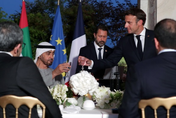18일(현지시간) 프랑스 파리 서쪽 베르사유궁에서 열린 국빈 만찬 도중 에마뉘엘 마크롱 프랑스 대통령(오른쪽)이 셰이크 무함마드 빈 자예드 알 나흐얀 UAE 대통령(왼쪽)과 건배하고 있다. 베르사유=AP연합뉴스