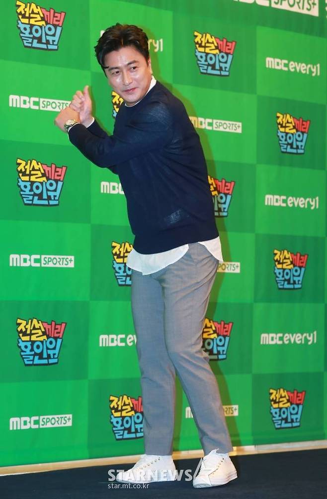 스포츠해설가 안정환이 19일 오전 서울 상암동 스탠포드 호텔에서 진행된 MBC에브리원 예능 '전설끼리 홀인원' 제작발표회에 참석해 포즈를 취하고 있다. 축구와 농구 레전드 스타들이 펼치는 골프 대결을 통해 스포츠의 짜릿함과 예능의 유쾌함을 동시에 만끽할 수 있는 프로그램 '전설끼리 홀인원'은 오늘(19일) 첫 방송된다. /2022.07.19 /사진=이동훈 기자 photoguy@