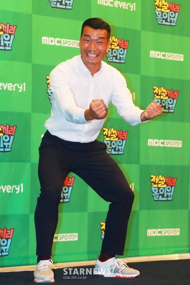 전 축구선수 조원희가 19일 오전 서울 상암동 스탠포드 호텔에서 진행된 MBC에브리원 예능 '전설끼리 홀인원' 제작발표회에 참석해 포즈를 취하고 있다. 축구와 농구 레전드 스타들이 펼치는 골프 대결을 통해 스포츠의 짜릿함과 예능의 유쾌함을 동시에 만끽할 수 있는 프로그램 '전설끼리 홀인원'은 오늘(19일) 첫 방송된다. /2022.07.19 /사진=이동훈 기자 photoguy@