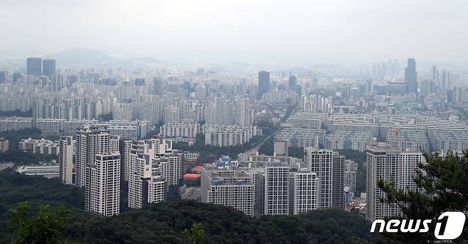 서울 강남구 대모산에서 바라본 아파트 단지. 2022.7.8/뉴스1 © News1 황기선 기자