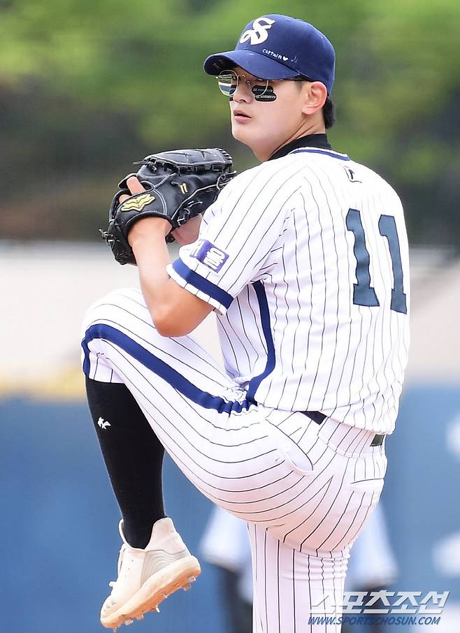 서울고 '안경에이스' 제77회 청룡기 전국고교야구선수권 대회 서울고와 충암고의 16강 경기가 20일 목동구장에서 열렸다. 투구하고 있는 서울고 김서현. 목동=송정헌 기자songs@sportschosun.com