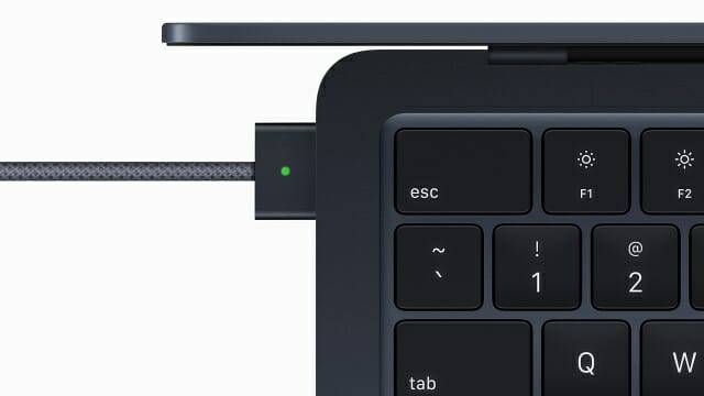 맥북에어 신형은 본체 왼쪽에 썬더볼트4(USB-C) 단자 2개와 맥세이프 단자를 내장해 확장성을 개선했다. (사진=애플)