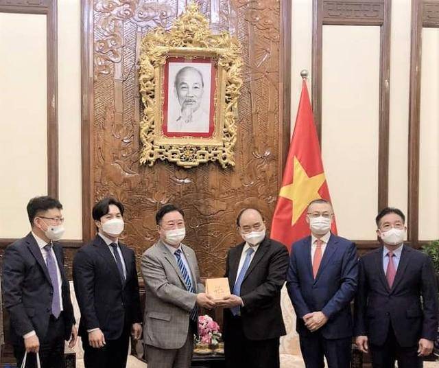 지난해 11월 응우옌쑤언푹(오른쪽 세 번째) 베트남 국가주석이 화산 이씨 26대손인 이창근(왼쪽 세 번째) 베트남 관광대사 등 화산 이씨 종친회 관계자들과 면담 후 기념사진을 찍고 있다. 화산 이씨 종친회 제공