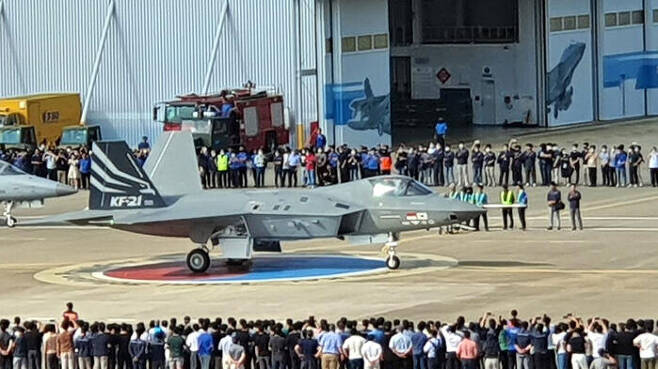 KAI 직원들이 첫 비행에 성공한 KF-21을 환영하고 있다.