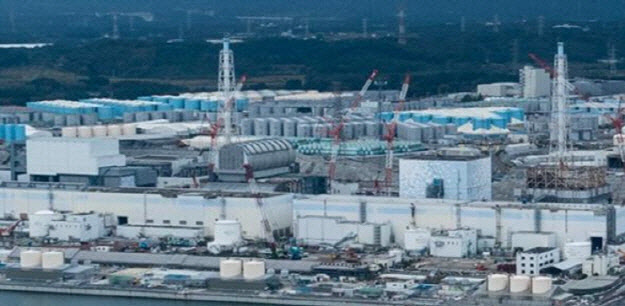 후쿠시마 제1원전의 고준위 오염수를 담은 파란색 원통형 물탱크가 보인다. (사진=그린피스)