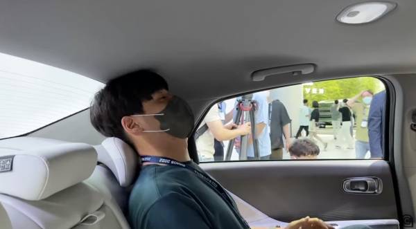 아이오닉 6 2열 헤드룸..여유 공간이 거의 없다