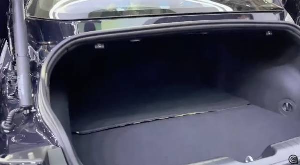 아이오닉 6 트렁크 공간..입구가 좁아 큰 짐 수납이 어렵다