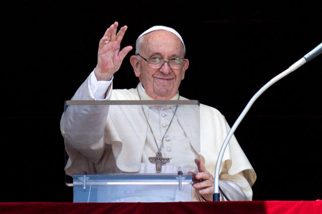 프란치스코 교황이 지난 17일 기도회에서 손을 흔들고 있다. 바티칸=로이터 연합뉴스