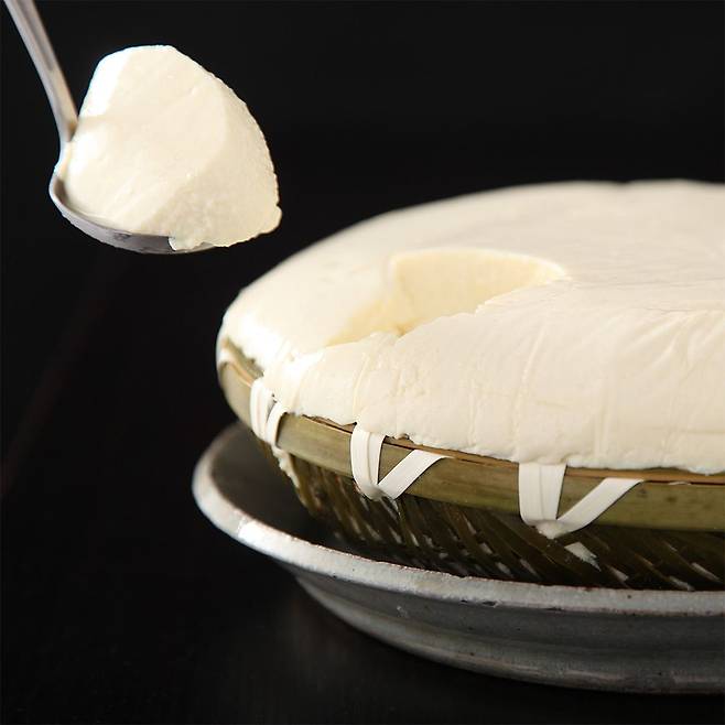 일본 사가현의 두부전문점에서 판매하는 부드러운 질감의 소쿠리두부(자루두부). /川島豆腐店