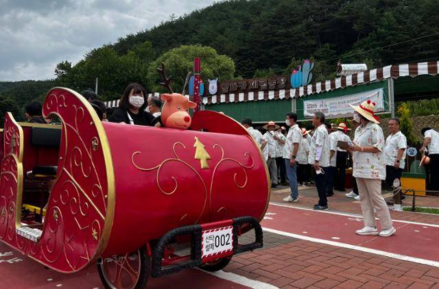경북 봉화 산타마을을 찾은 관광객들이 지난 23일 루돌프로 꾸며진 산타썰매를 타고 있다. 경북도 제공