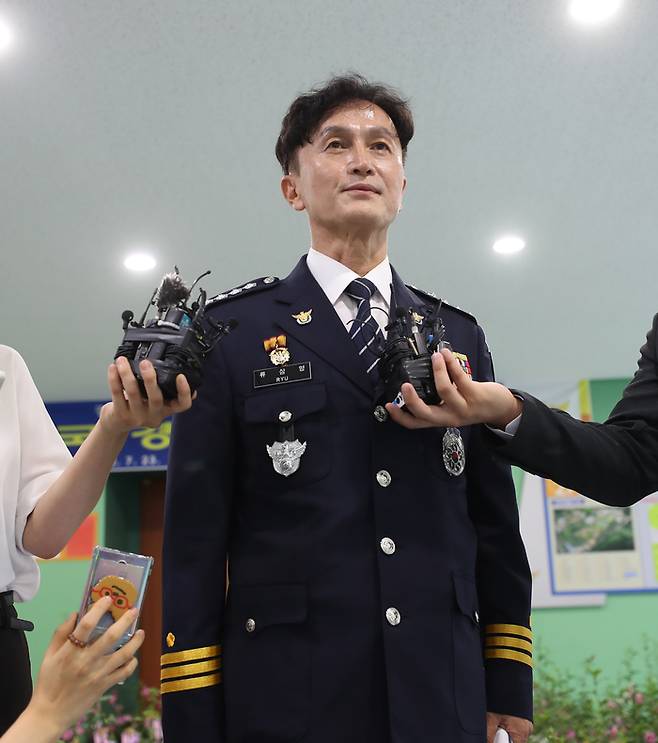 류삼영 총경(전 울산 중부경찰서장)이 23일 오후 충남 아산 경찰인재개발원에서 열린 전국 경찰서장 회의 후 회의 결과를 밝히고 있다. 연합뉴스