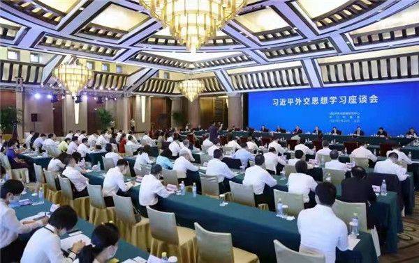 24일 베이징에서 열린 ‘시진핑 외교 사상 학습 좌담회’에서 왕이 중국 외교부장을 비롯한 고위급 외교관, 정부 싱크탱크 및 학계 관계자가 모여 시진핑 시대 외교 정책에 대해 논의하고 있다./중국 외교부