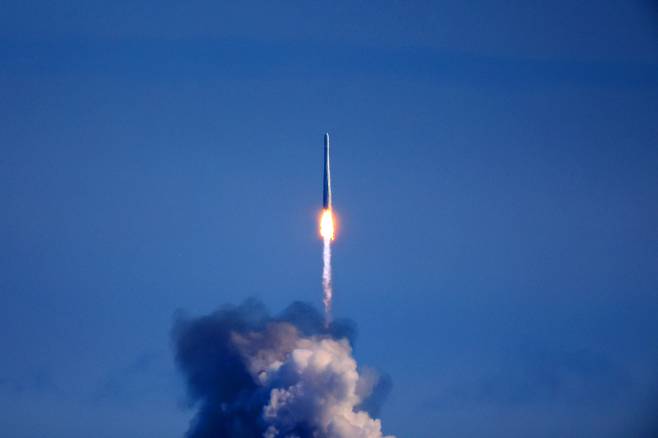 순수 국내기술로 제작된 한국형 최초 우주발사체 '누리호'(KSLV-Ⅱ)'가 21일 전남 고흥군 나로우주센터에서 발사되고 있다. /사진=뉴스1