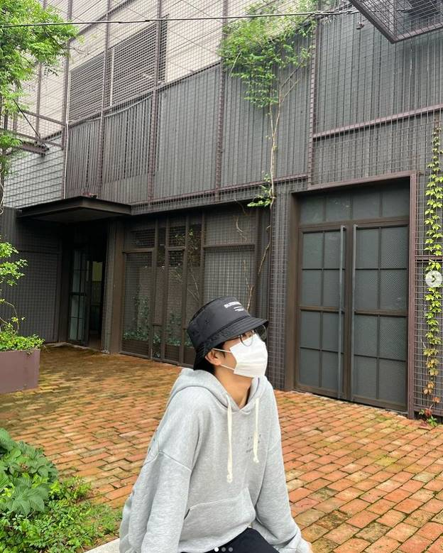 Jung Dong-won posted a photo on Instagram on Saturday with a V-Za emoticon.In the photo, Jung Dong-won was wearing a hoodie bucket hat and glasses and was in the Apgujeong place in Gangnam-gu, Seoul.Fans commented on Shuss My Love, I am so beautiful and beautiful, I am healing Prince Wool, I seem to be taller, I am cool even if I go to the general manager.