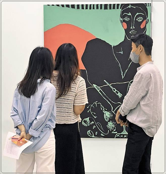 다양한 연령대의 관람객이 청년 작가 작품 위주로 전시하는 갤러리 이든을 찾는다. /갤러리 이든