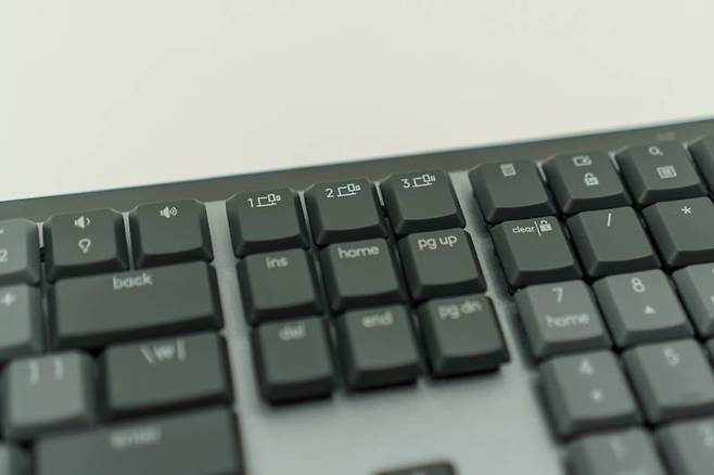 최대 3대의 기기에 동시 페어링이 가능하며, 각 기기에 할당한 페어링 키로 빠르게 전환할 수 있다