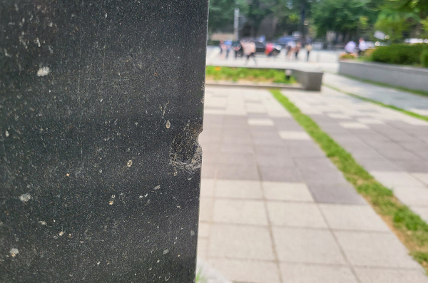 새문안교회 마당에 있는 HG 언더우드 선교사 기념비의 탄흔.