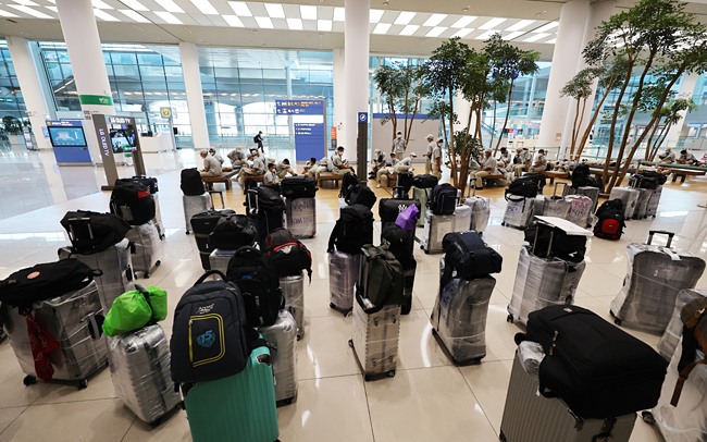 26일 인천국제공항 제2여객터미널 입국장에 코로나19 검사를 받기 위해 해외 입국자들이 놓아둔 가방이 줄지어 서 있다. 연합뉴스