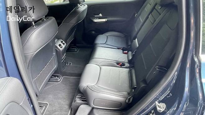 메르세데스-벤츠 EQB 뒷좌석 공간