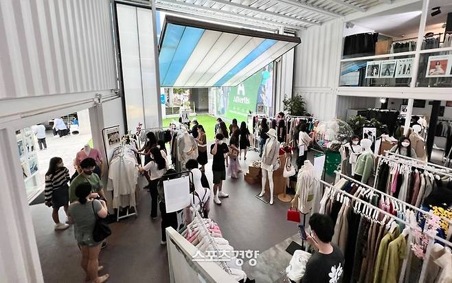 친환경 패션 스타트업 애프터어스가 서울 이태원에 선보인 팝업스토어는 문을 연 단 4일 간 6000여 명이 몰리는 대성황을 이뤘다. 애프터어스 제공