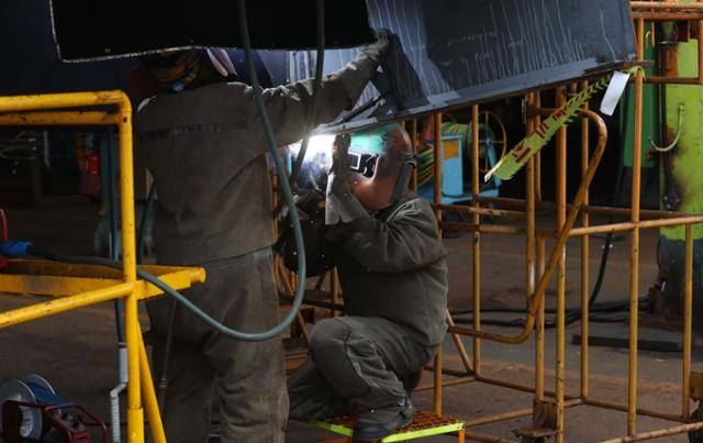 지난 25일 경남 거제시 아주동 대우조선해양 옥포조선소에서 노동자가 작업을 하고 있다. 연합뉴스