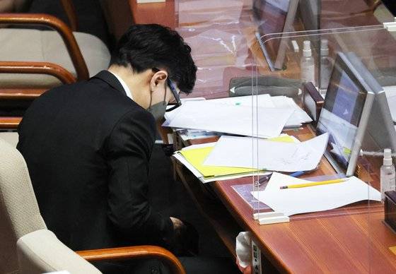 한동훈 법무부 장관이 27일 오후 국회에서 열린 교육·사회·문화 대정부질문에서 몸을 숙여 휴대전화를 살펴보고 있다. 연합뉴스