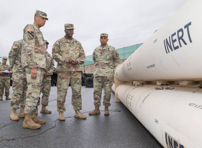 2018년 4월 4일 빈센트 브룩스(맨 왼쪽) 당시 주한미군 사령관이 경북 칠곡의 미군기지 캠프 캐럴에서 사드용 요격 미사일(예비탄)을 살펴보고 있다. /주한미군 페이스북 캡처