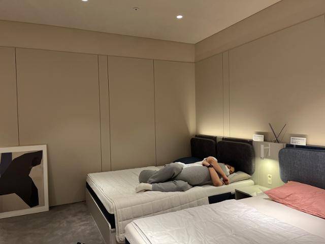 지난 23일 서울 강남구의 한 베개 체험 매장의 모습. 이승엽 기자