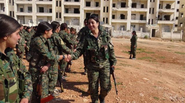 22일 시리아 북동부 쿠르드족 자치정부 중심도시 카미실리 인근에서 튀르키예의 드론 공격으로 사망한 시리아민주군 여성 부사령관 지야 톨히단. 미국 중부사령부 트위터 제공