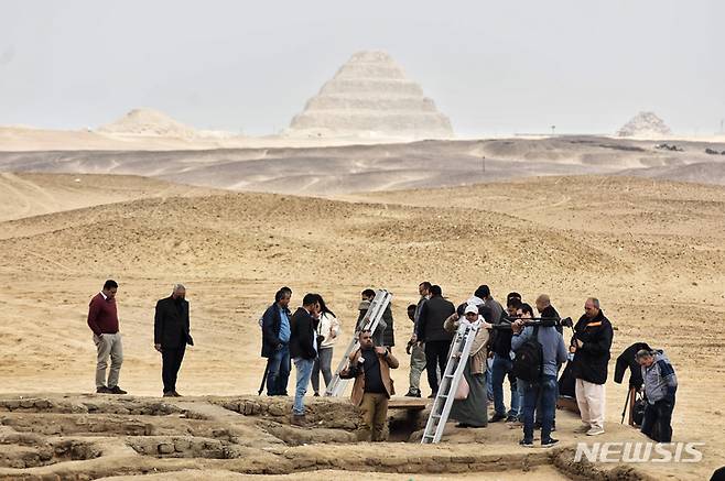 [사카라( 이집트)= AP/뉴시스]  이집트 고대 피라미드 발굴팀이 올해 3월19일  스텝 피라미드 지하에서 발굴 작업을 진행하는 동안 밖에서 기다리고 있는 취재진들.  카이로 남쪽 아부시르 지역등 고대 이집트 유적지에서는 지금도 계속해서 4000여년 전의 유적과 유물들이 발굴되고 있다.