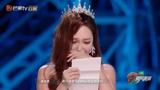 Can Jessicas tears from the group Girls Generation also bring back Fan heart that turned around?Jessica appeared on the China audition program Sungwol Blue Season 3 broadcast on July 30, and shed tears while reading a letter to fans after showing her solo stage.Jessica said: It was the fans who supported me from childhood until I got on stage.It was the fans who told me what unconditional and endless love and devotion were, made me laugh with interesting stories, and stayed with me when it was good or bad.I will forever thank you for your support and love from all over the world. I love the fans who have kept me even when I was about to give up, and I love you who have kept me from all threats even though I do not deserve to be loved.I hope we have more ways to go together in the future. I am really happy to be here. Even in Jessicas tears, netizens reactions were mixed.Some people cheer and cheer together with his overwhelming impressions on the stage for a long time, but it is hard to understand his move.Jessica made her debut with Girls Generation in 2007, The World I Met Again, Ji, Oh!He has been popular around the world with numerous hits such as Hoot. However, he suddenly announced his departure from the team in 2014 and surprised his fans.In addition to releasing solo albums, he also tried various activities such as publishing novels and appearing in movies, but the most focused was the fashion business with his boyfriend Tyler.However, Blanc & Eclair, a fashion brand co-founded by Jessica and Tyler, was involved in a debt lawsuit worth 8 billion won in Hong Kong.Nevertheless, Jessica showed her My Way by revealing luxury fashion and luxury vacations as if she were not greatly influenced by the controversy.Then, what I chose was the appearance of Sungwol Blue.Sungpung Blue is an audition survival program in which female entertainers over 30 years old compete to catch a chance to re-debut the five-member girl group.Jessica, who left Girls Generation, was surprised by the news that she was going to be a girl group again, and also to be a survival in China.Girls Generation members who have been famous all over the world are participating in the audition program because if they are wrong, they can be a part of the achievements and images that Girls Generation has accumulated so far.Moreover, the process of participating was not smooth. There was a rumor that Jessica was participating in the program as a Korean and the agency explained it.Even in a series of noises, Jessica is walking on her way, and attention is focused on whether Jessicas tears toward her fans will be able to catch up with Fan heart.