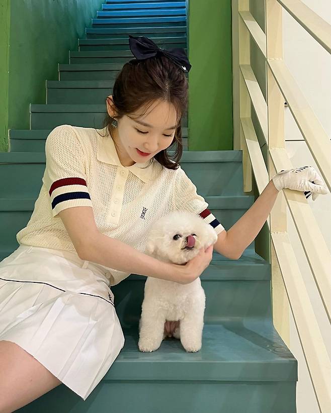 Davichi Kang Min-kyung revealed the aspect of golini (golf + children).On the 1st, Kang Min-kyung posted a picture on his Instagram account with an article entitled ...Not up.Kang Min-kyung in the public photo showed a visit to the screen golf practice center with a dog tissue.In particular, he was dressed in white tones and dressed in golf wear. He showed off the model-like ratio and admired it. Singer Lin, who saw the post, commented, Oh lecturer. rounding gaja.Meanwhile, Kang Min-kyung runs a personal YouTube channel Ming Kyung.Recently, Davichi Lee Hae-ri uploaded a Wedding ceremony sketch video to exceed 1 million subscribers.