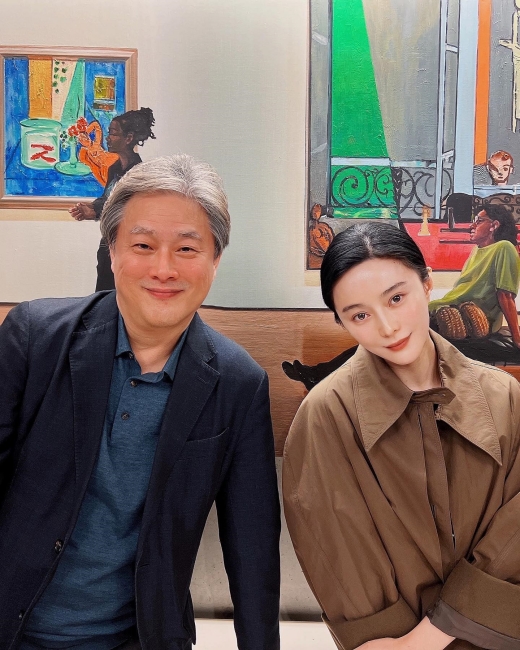Fan Bingbing, the top Chinese star, remembered his time in Korea.Fan Bingbing uploaded several photos on his instagram on the 1st, along with an explanation of taking a commemorative photo with friends.In the public photos, Fan Bingbing, who met Actor Jung Woo-sung, Lee Jung-jae, Kang Ha-neul, Park Chan-wook, and Kang Jae-gyu, is shown.Fan Bingbing recently made a special appearance on the JTBC drama The Insider.The Insider appearance was Fan Bingbings first Korean drama outing.