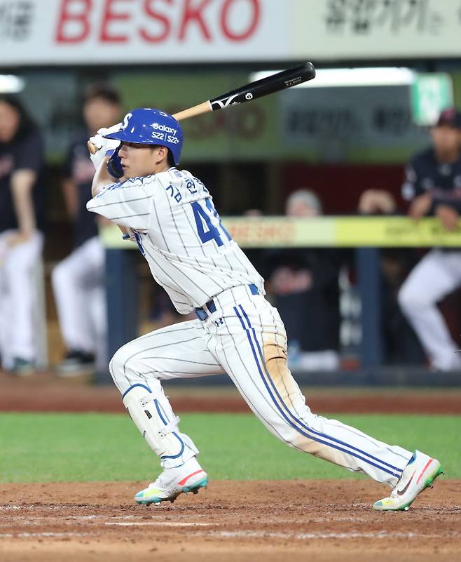 지난 29일 롯데와 홈 경기에서 끝내기 안타로 팀 승리를 이끈 삼성 김현준은 31일에는 잇딴 슈퍼 캐치로 팀 패배를 막아냈다. 사진은 29일 끝내기 안타 모습. 연합뉴스