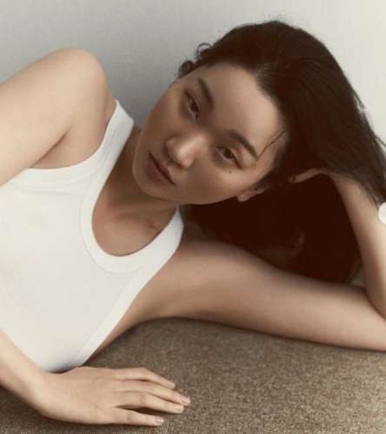 Model and actor Jang Yoon-ju revealed why he started acting late.On the first day, Jang Yoon-ju released a photo of a magazine with several photos along with his article Hello, August!In the photo, Jang Yoon-ju, who poses on the floor, is shown. Jang Yoon-ju, who is dressed in sleeveless clothes, shows off her perfect proportions of body shape and attracts attention.In addition, Jang Yoon-ju has moved some of the interviews in magazines.I know youve been consistently offered a piece since you were a teenager in Modeling. Ive already done that, but have you ever assumed that youd started earlier?Jang Yoon-ju, who was asked, Of course I did.Jang Yoon-ju said, I heard a lot about why I do not act when I was in school. I have been offered acting since I was 19 years old and I went to the film department at college.But I do not feel any regret. I liked to express myself as a Model at the time. If you have been shooting movies since you were very young, it would be different now.I dont think its like being an actor, but life would have changed completely. I dont think Ive ever married, somehow, he added.Meanwhile, Jang Yoon-ju married her husband, a four-year-old businessman, in 2015, and has a daughter, Lisa.Jang starred as Nairobi in the Netflix original series The House of Paper: A Community Economic Zone; it is now set to release the films Citizen Deok-hee and 1 Win.Photo: Jang Yoon-ju Instagram