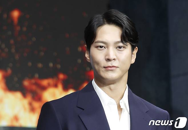 배우 주원이 2일 오전 서울 종로구 JW메리어트호텔 동대문에서 열린 ‘카터’ 제작보고회에서 포즈를 취하고 있다. ‘카터’(감독 정병길)는 의문의 작전에 투입된 ‘카터’(주원 분)가 주어진 시간 안에 자신을 되찾고 미션을 성공시켜야만 하는 리얼 타임 액션 영화이다. 2022.8.2/뉴스1 ⓒ News1 권현진 기자