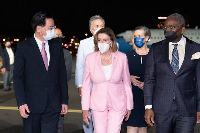 낸시 펠로시 미국 하원의장이 2일 밤(현지시간) 대만 타이베이 쑹산공항에 도착한 이후 이동하고 있다. (사진=AFP 제공)