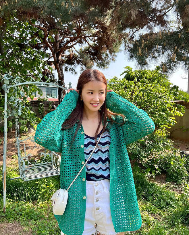 Actor Lee Si-young boasted cardigan fashion even in the steamy weather.Lee Si-young posted on his instagram on the 3rd, I want to wear sleeveless.In the photo together, Lee Si-young is wearing a green green cardigan on a minsommy knit top. Even in the hot weather, the stylishness of the Guardian is noticeable.Meanwhile, Lee Si-young married a restaurant businessman in 2017 and has a son. Lee Si-youngs husband is known as the CEO of the food service industry, which has annual sales of 2.5 billion won.Lee is scheduled to return to the small screen with his new drama Mentalist.