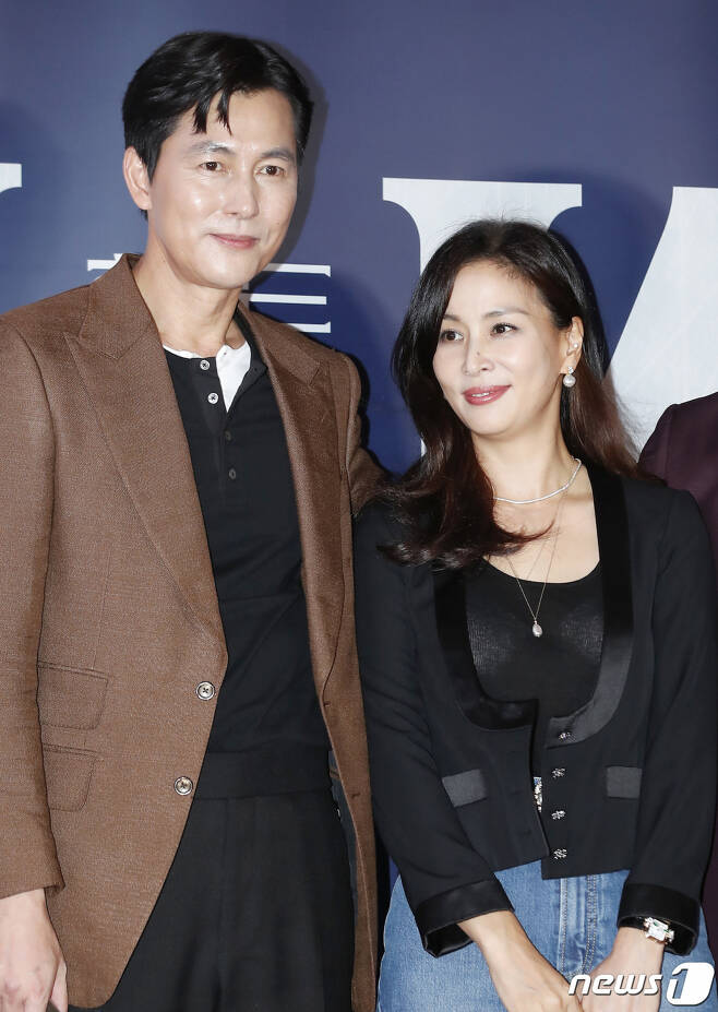 Actor Ko So-young attended the VIP premiere of the film Hunt.On the afternoon of the afternoon of the afternoon, VIP premiere of Lee Jung-jaes debut film Hunt was held at Megabox COEX, Samsung-dong, Gangnam-gu, Seoul.Yoo Jae-seok, Hwang Jung-min, Lee Byung-hun, Park Sung-woong, 2PM Lee Jun-ho, BTS Jin, Kim Jun-han, Jo Se-ho and Nam Chang-hee attended the ceremony.Particularly, the most prominent attendees were Actor Ko So-young.Ko-young, who had been in close contact with Jung Woo-sung in the 1997 film Bit, revealed his unwavering freshness and beauty even after 25 years, making him remember Min (Jung Woo-sung) and Romi (Ko So-young) in those days.Jung Woo-sung also welcomed Ko So-young affectionately.Meanwhile, spy action Drama Hunt painted the stories of Angibu agent Park Si-hoo (Lee Jung-jae) and Kim also (Jung Woo-sung) who suspect each other to search for Spy in the organization.Hunt will be released on August 10th.