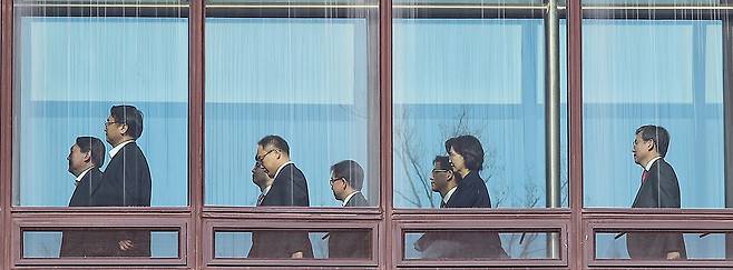 2020년 1월 당시 윤석열 검찰총장(맨 왼쪽)이 참모진과 이동 중이다. ⓒ연합뉴스